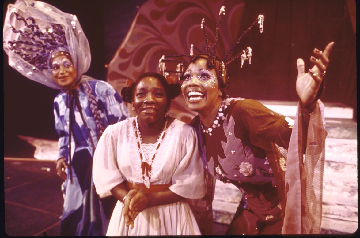 Mills, center, performs a scene with Clarice Taylor, left, and Dee Dee Bridgewater. Taylor played Addaperle, the Good Witch of the North, and Bridgewater played Glinda, the Good Witch of the South.