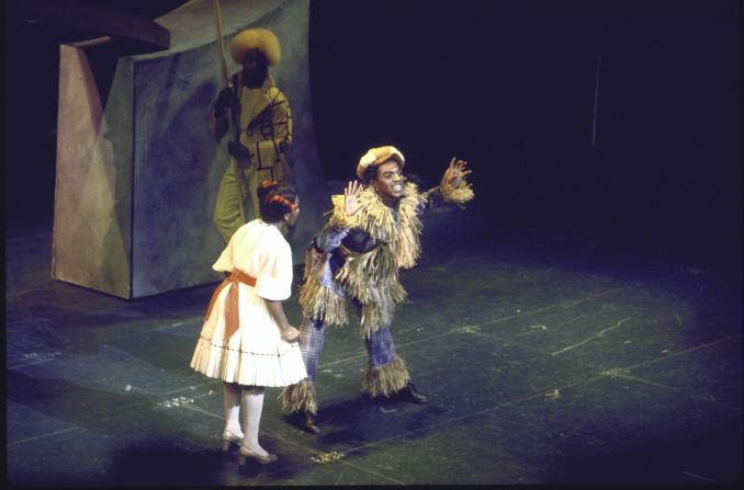 Mills sings with Hinton Battle as the Scarecrow.