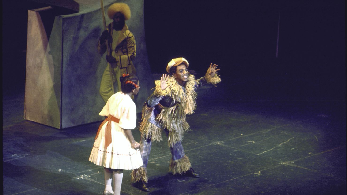 Mills sings with Hinton Battle as the Scarecrow.