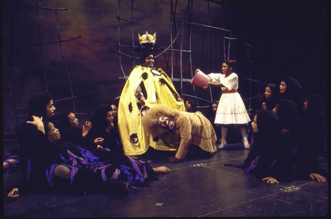 Mills throws water onto Mabel King playing Evillene, the Wicked Witch of the West. King and Ross also appeared in the film adaptation.
