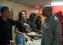 obama family thanksgiving serves