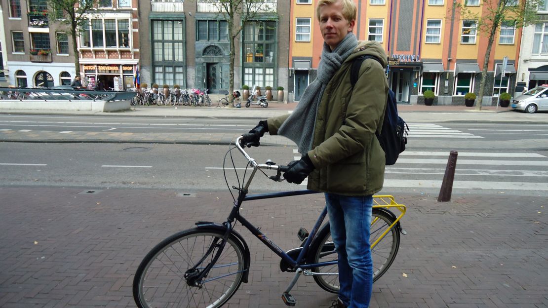 Amsterdam cyclist Bob Bulthius: "It's not hard but it's different."