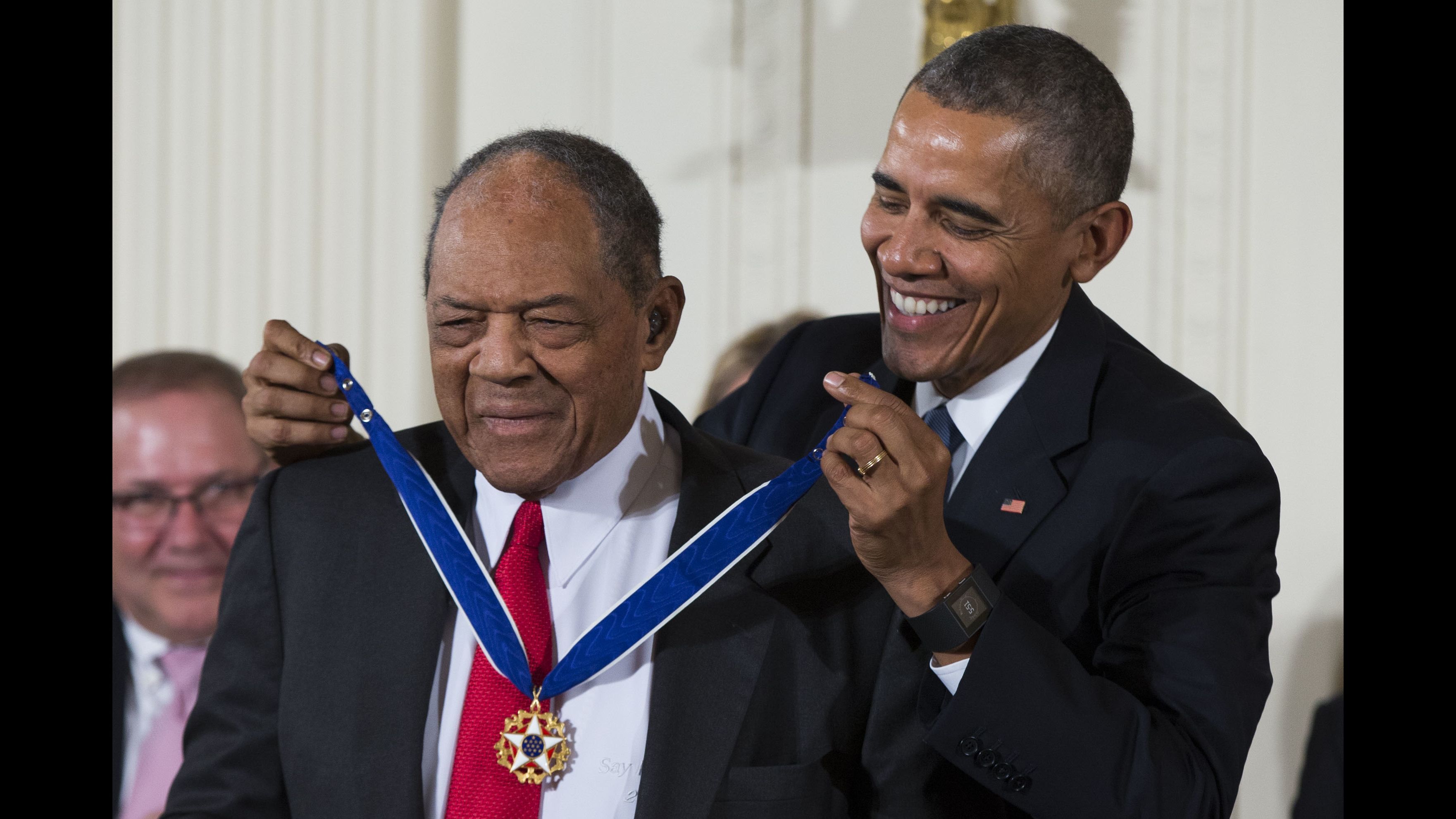 Baseball Hall of Famer Willie Mays, left, receives the Presidential Medal of Freedom from President Barack Obama during a ceremony in the East Room of the White House, on Tuesday, Nov. 24, 2015, in Washington. (AP Photo/Evan Vucci)