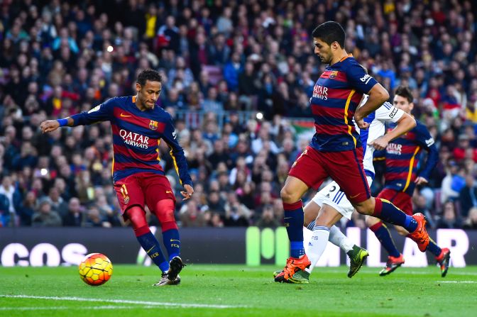 Neymar (L) and Saurez combine for Barcelona's third goal.