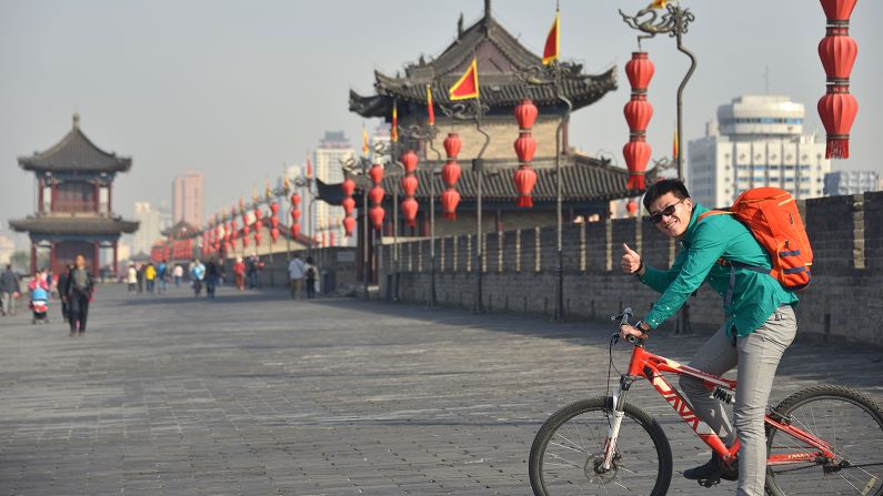 The Xi'an City Wall is the only complete ancient city wall in China. It encloses the 36-square-kilometer old Xi'an city center in a rectangular circuit.