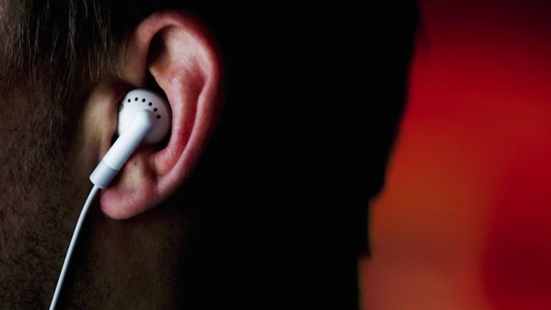NextImg:Will Apple drop headphone jack on next iPhone? | CNN Business