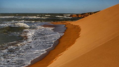 Punta Gallinas has an "end of the earth" feel, helped by the 60 meter-high Taroa dunes, which
tumble straight down into the tumultuous Caribbean.
