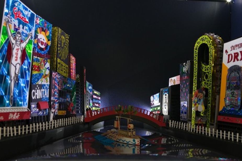 Matsui was born in Osaka, and felt that recreating the city in paper form would allow her to feel closer to her hometown. 