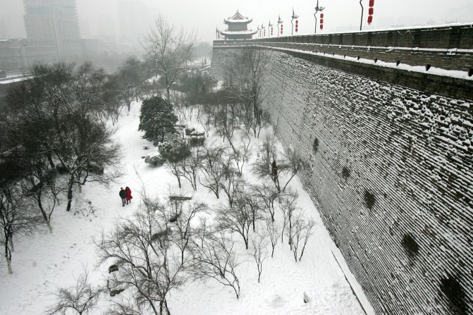 The more famous <a href="http://edition.cnn.com/2015/11/25/travel/gallery/beijing-great-wall-snow/">Great Wall of China looks amazing in early snow</a> -- Xi'an's City Wall doesn't look bad blanketed in white, either. 