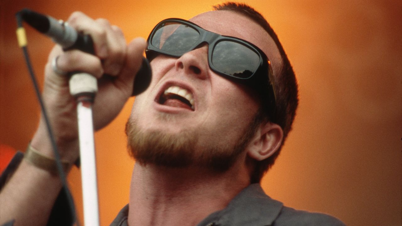 Weiland performs with Stone Temple Pilots in August 1993. The band came on the scene at the height of the grunge movement. The group's first two albums sold more than 10 million copies.