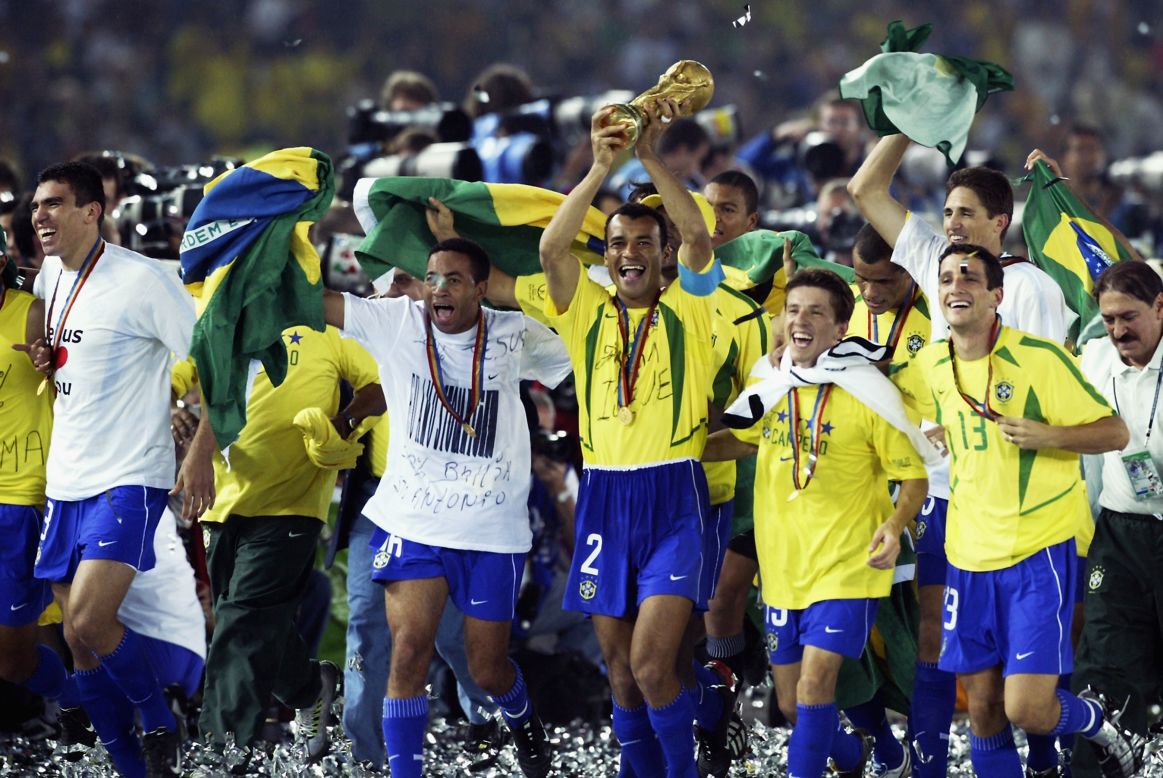 Ceni appeared for Brazil on 16 occasions and was a member of the squad which won the 2002 World Cup in Japan and South Korea, although he didn't play any games during the tournament.
