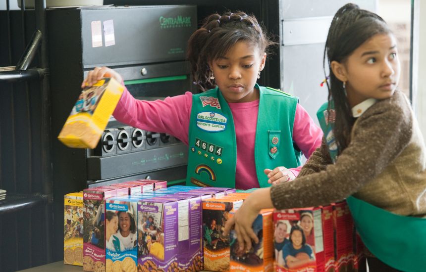 girl scouts selling cookies