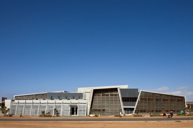 Port Elizabeth is the hometown of Stan Field, who wanted to give back to his community with the Ubuntu Centre. From the outside, the structure could pass as a theater or art gallery, though it is actually an HIV clinic.  <br /><br />The center is multi-faceted however. It not only strives to fulfill a medical purpose, but also a role as a community center, garden, school, yoga hub, and yes, a theater.  