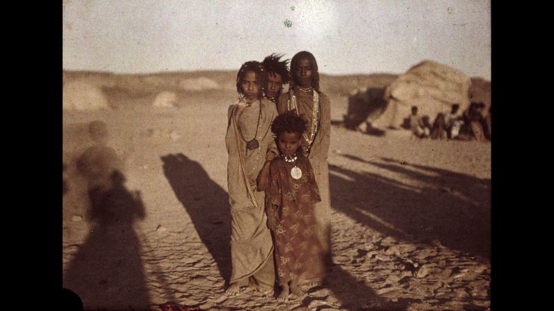 American Helen Messinger Murdoch (1862-1956) photographed these children in Aswan, Egypt, in 1914.