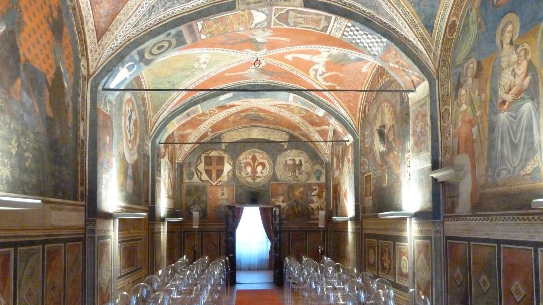 The 14th-century town hall features frescoes related to the region's history. It's a popular venue for weddings. 