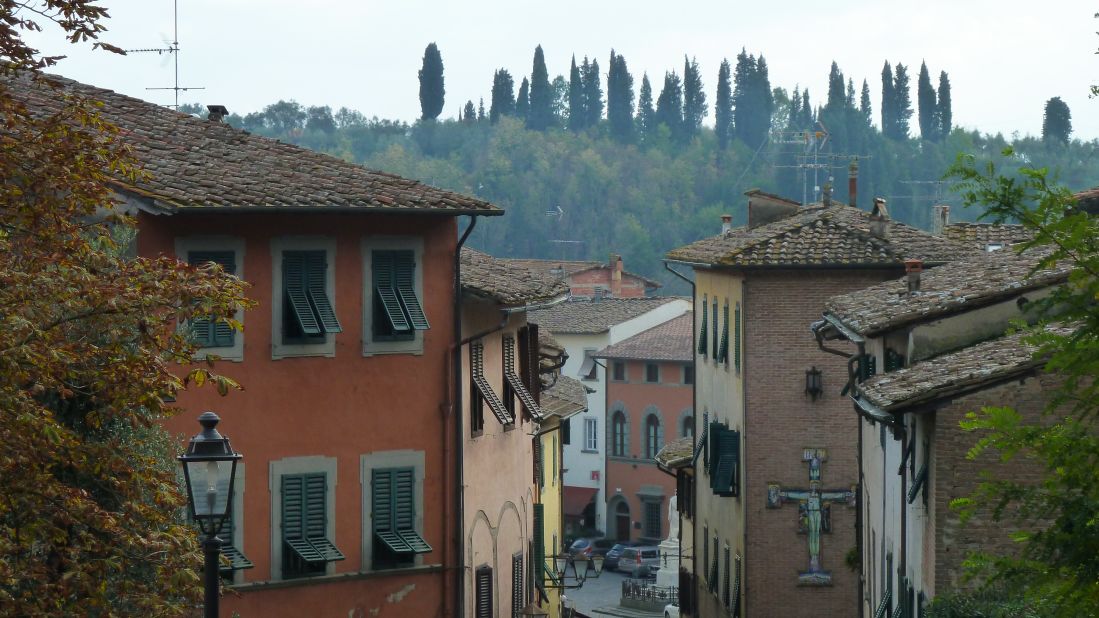 The town's hill command views over the Arno Valley. To the south lies the rural San Miniato Hills where the truffles are found, and to the north is the industrial district, heartland of the Italian leather industry. 