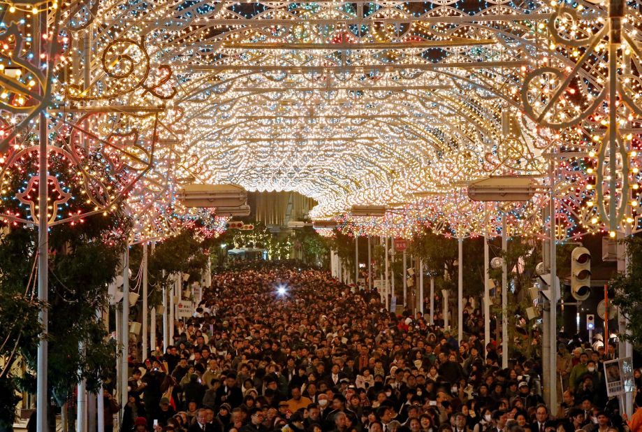 To access the main area of Kobe Luminarie, one has to walk through a signature light tunnel.