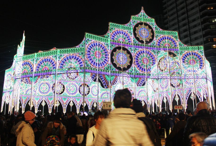 The first Kobe Luminarie was conducted in December 1995. It was organized to commemorate the Great Hanshin earthquake that had occurred earlier that year. 
