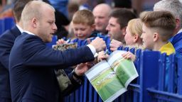 LIVERPOOL, ENGLAND - OCTOBER 17: Steven Naismith of Everton signs autographs as he arrives at the stadium ahead of the Barclays Premier League match between Everton and Manchester United at Goodison Park on October 17, 2015 in Liverpool, England. (Photo by Chris Brunskill/Getty Images)
