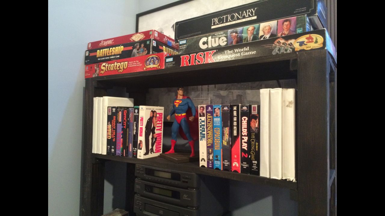 The apartment is furnished down to the smallest details, including Jerry's movie collection and Superman figurine. The actual figurine used in the show is also on display, under glass, on loan from Seinfeld himself.