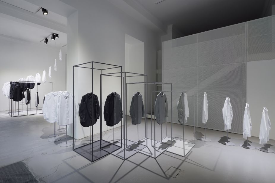 The installation placed a series of white shirts intertwined with steel cube frames, creating the illusion that the shirts were being dipped in color. 