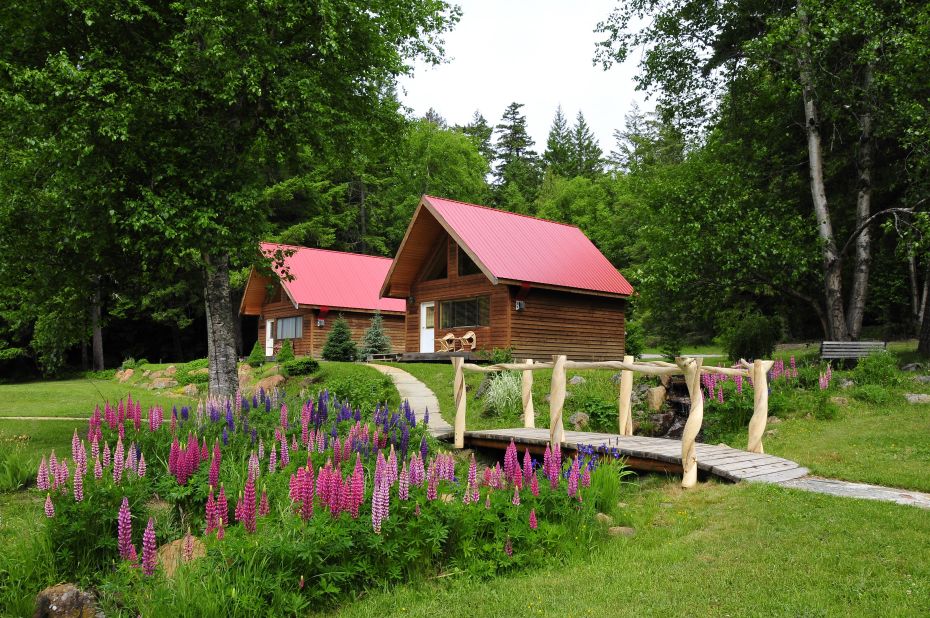 Tweedsmuir Park Lodge's 11 private chalets are good for family and group gatherings. Mountain biking, river floats, fishing and other activities are available on the property. 