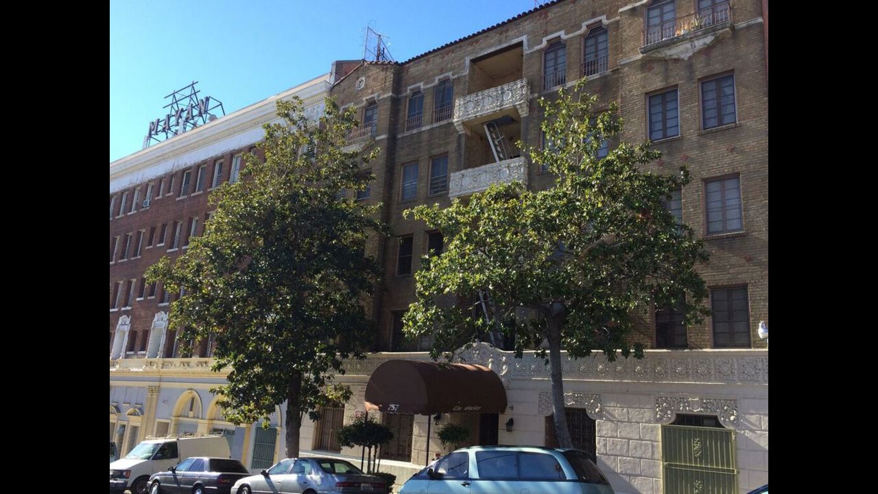 The instantly recognizable "Seinfeld" apartment exterior is actually located in Los Angeles' Koreatown neighborhood. The crew searched for an L.A. building that could stand in for a Manhattan apartment.