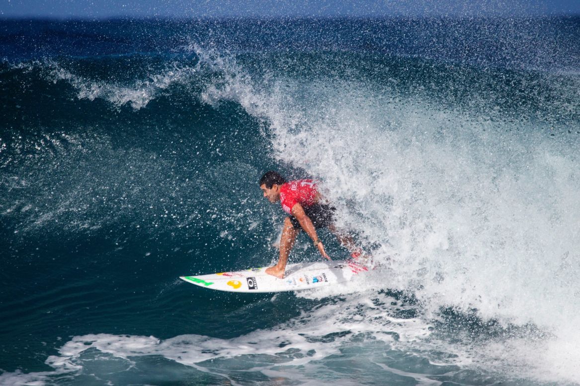 Fellow Brazilian Adriano de Souza was pitted against Hawaiian Mason Ho in the other semifinal heat. Despite Ho having local knowledge on his side, De Souza took a narrow lead and held on until the horn.
