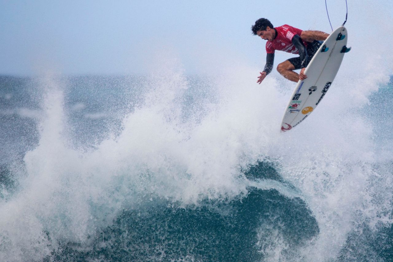 Gabriel Medina beat Mick Fanning with three minutes of the heat remaining. He became the first Brazilian to win the Triple Crown, which goes to the surfer with the highest points in total.