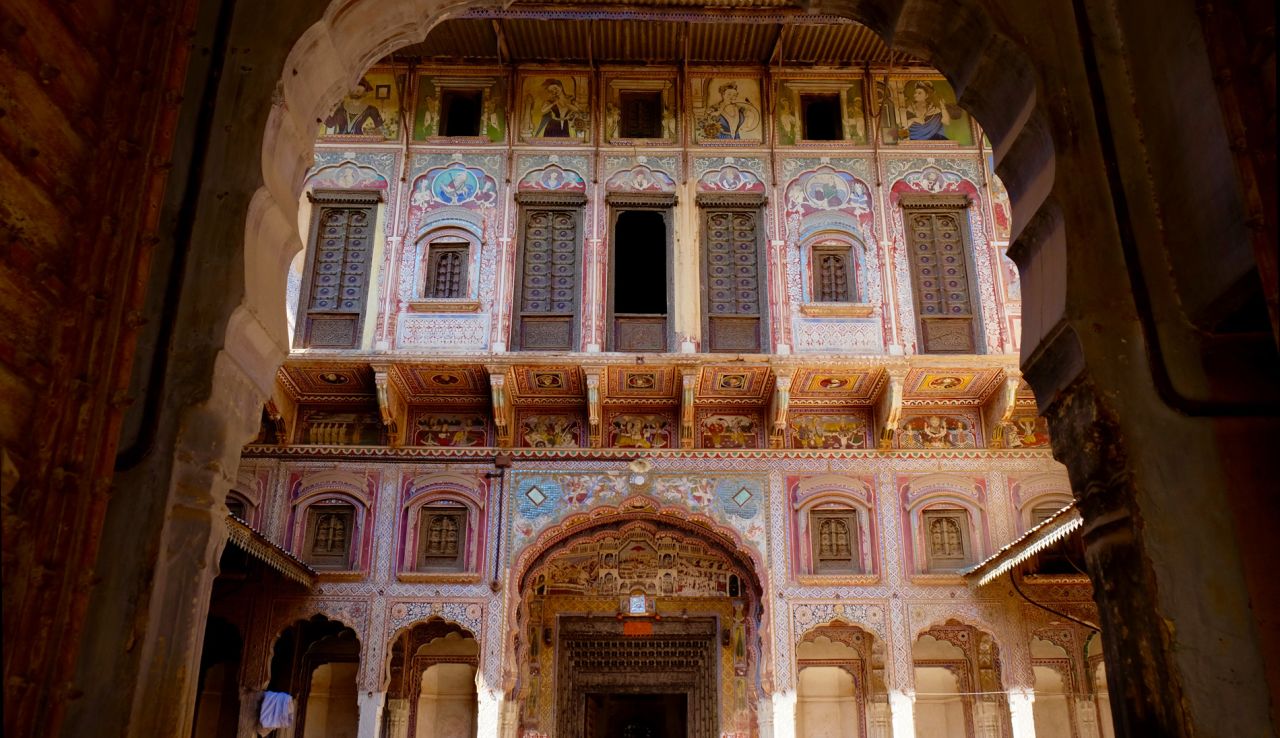 Bhagton Ki Haveli was constructed in the 19th century. The facade of the outer courtyard is covered with a scene composed of a royal procession, English memsahibs, some religious imagery and a portrait of Queen Victoria.