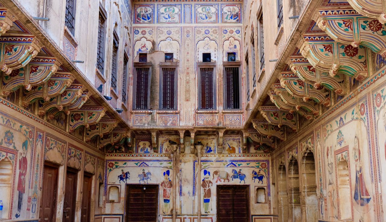 The paintings are usually themed on the owners' experiences but also depict popular imagery, folk mythology and even erotica. The courtyard of the Chokhani Double Haveli is covered with depictions of Hindu deity Krishna alongside camels and elephants. 
