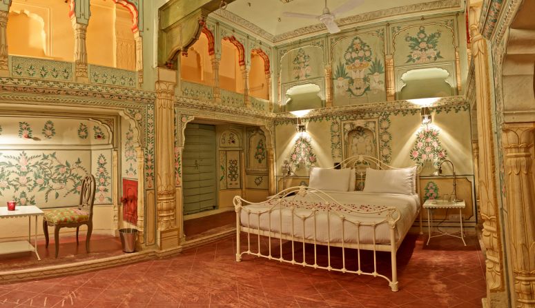 The hotel, made up of two havelis from the 19th century, is located in a village of Churi-Ajitgarh. Rooms 103, 104 and 106 are the most impressive of the hotel's 23 chambers.