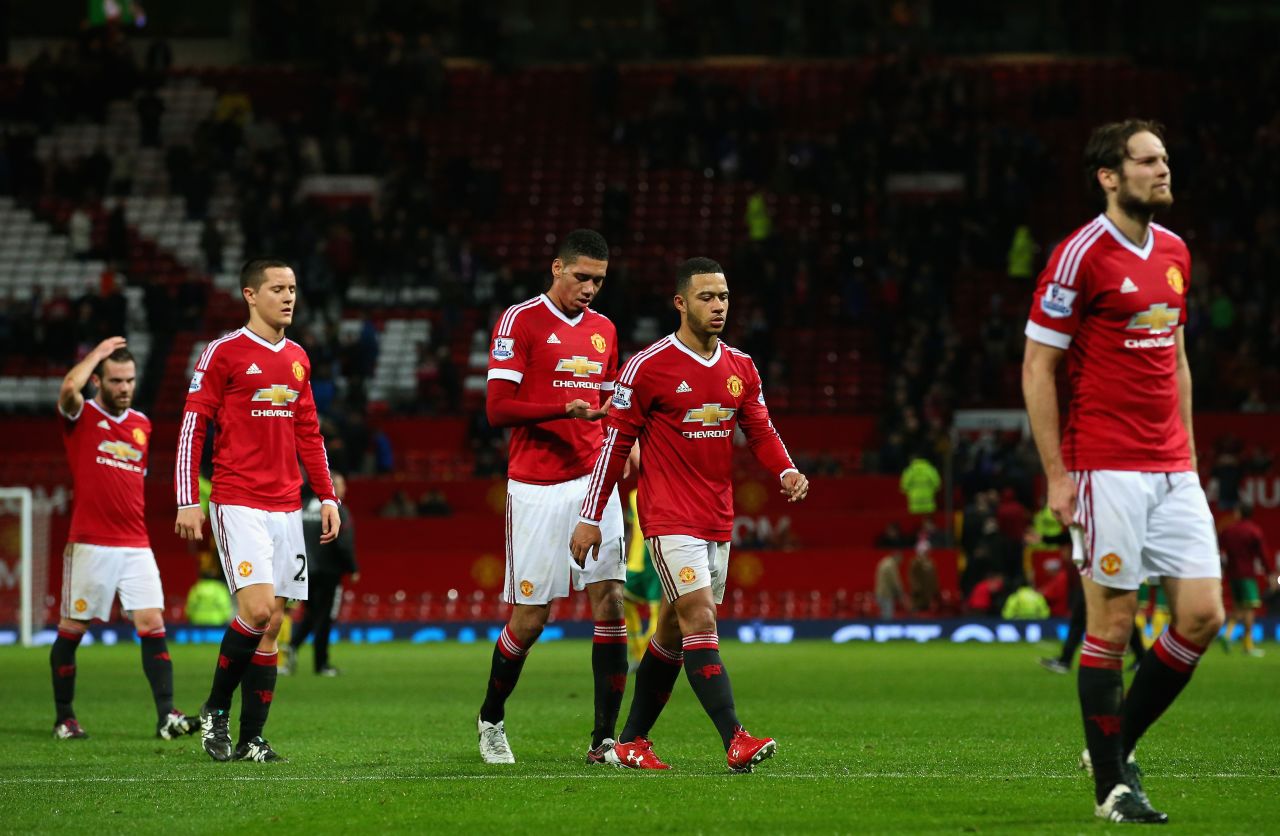 Dejected Manchester United players leave the pitch after their 2-1 defeat against Norwich City at Old Trafford.