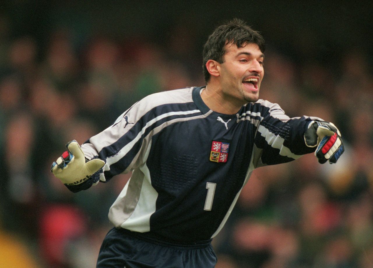 The goalkeeper made a total of 49 appearances for his country between 1994 and 2001. He also played club football in Italy, for Brescia, and in Portugal, for Beira-Mar.