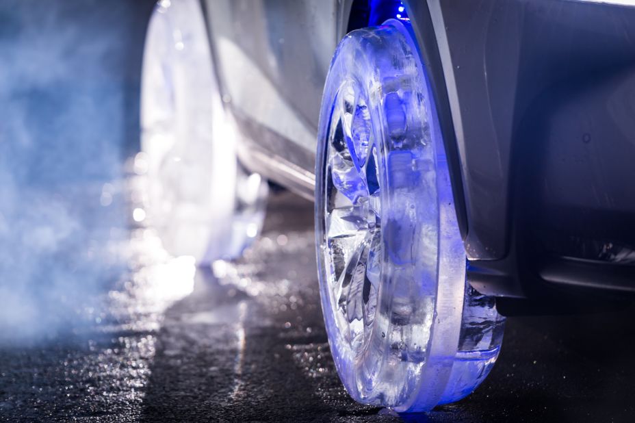 LED lights were installed inside the hand-crafted ice wheels to add a stylish edge. Acrylic parts were added between the ice layers to ensure the wheels could support the car's weight.