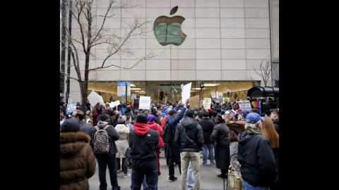 Protesters block the entrance of the Apple store on Michigan Avenue.