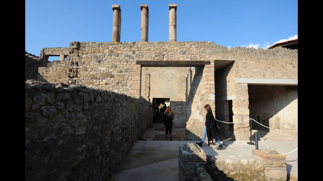 People explore the Fullonica Stephanus Domus.