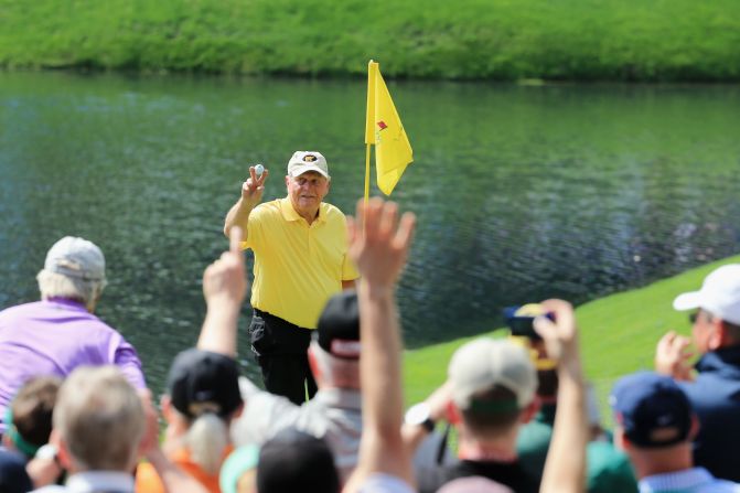 <strong>6:</strong> Jack Nicklaus<br /><br /><strong>2015 Earnings: </strong>$26M<br /><br /><strong>Retired: </strong>2005