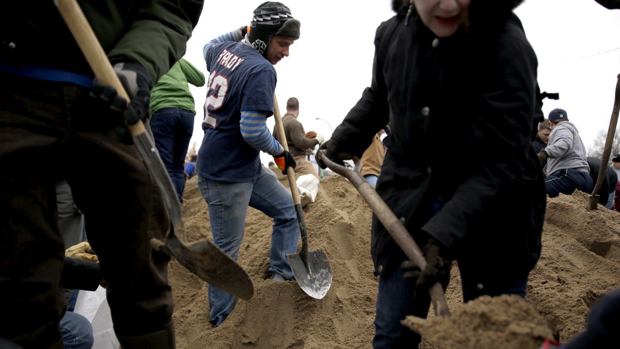 Volunteers fill sandbags in St. Louis on December 29.