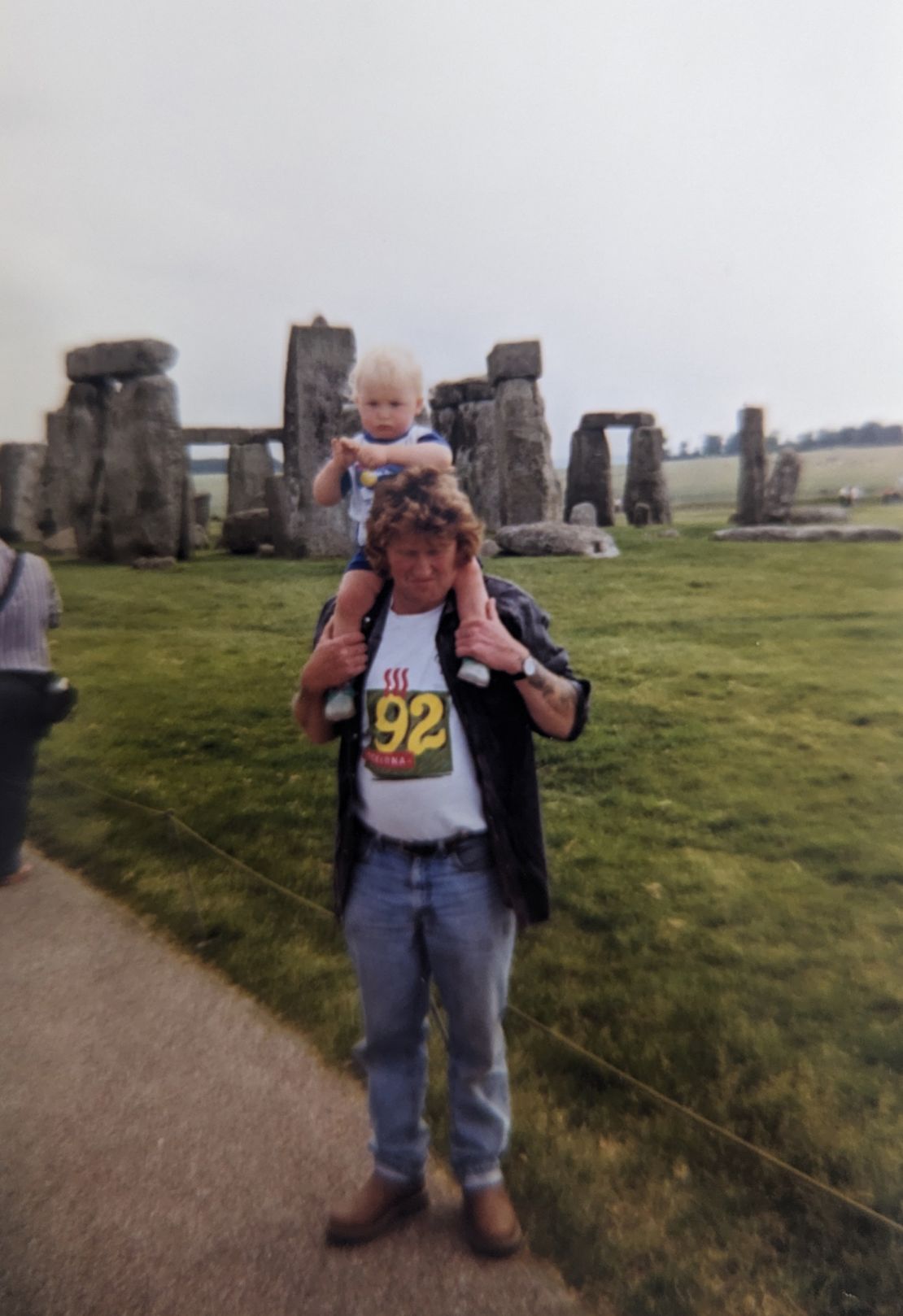 Anthony Clarke besuchte Stonehenge im Jahr 1998, als er gerade einmal ein Jahr alt war, zusammen mit seinem Vater.