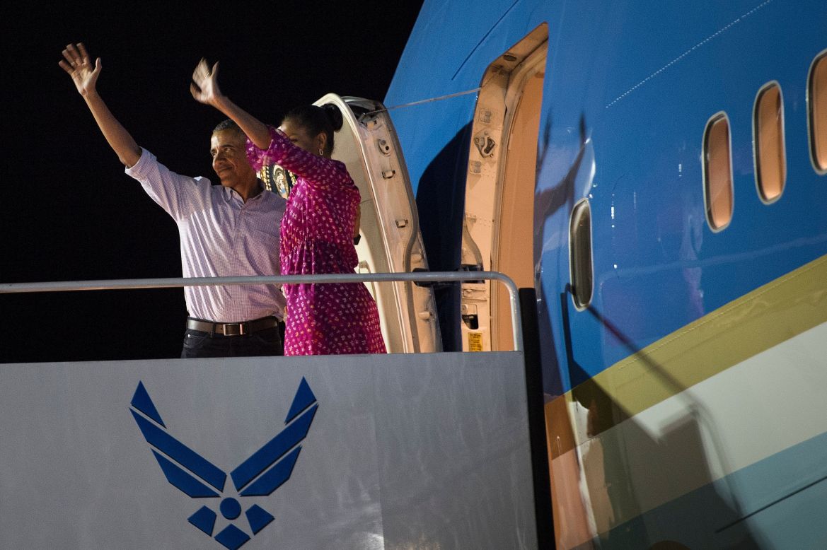The President and first lady wave before boarding Air Force One to return home on January 2.