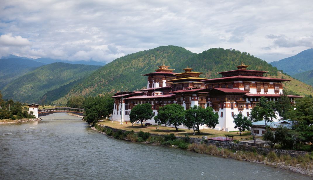 Strategically located at the confluence of the Mo and Pho rivers to protect Bhutan from Tibetan invasions, Punakha Dzong is the country's greatest fortress. 