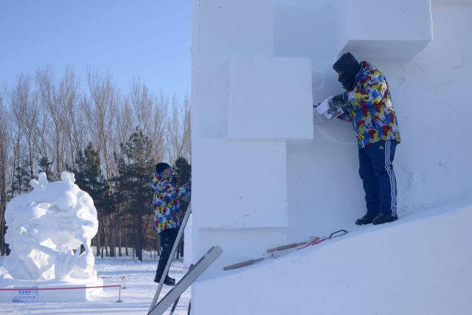 The festival's magnificent sculptures required more than 330,000 cubic meters of ice and snow to create, according to<a href="http://news.xinhuanet.com/english/2016-01/01/c_134970518.htm" target="_blank" target="_blank"> a report in Chinese media</a>. 