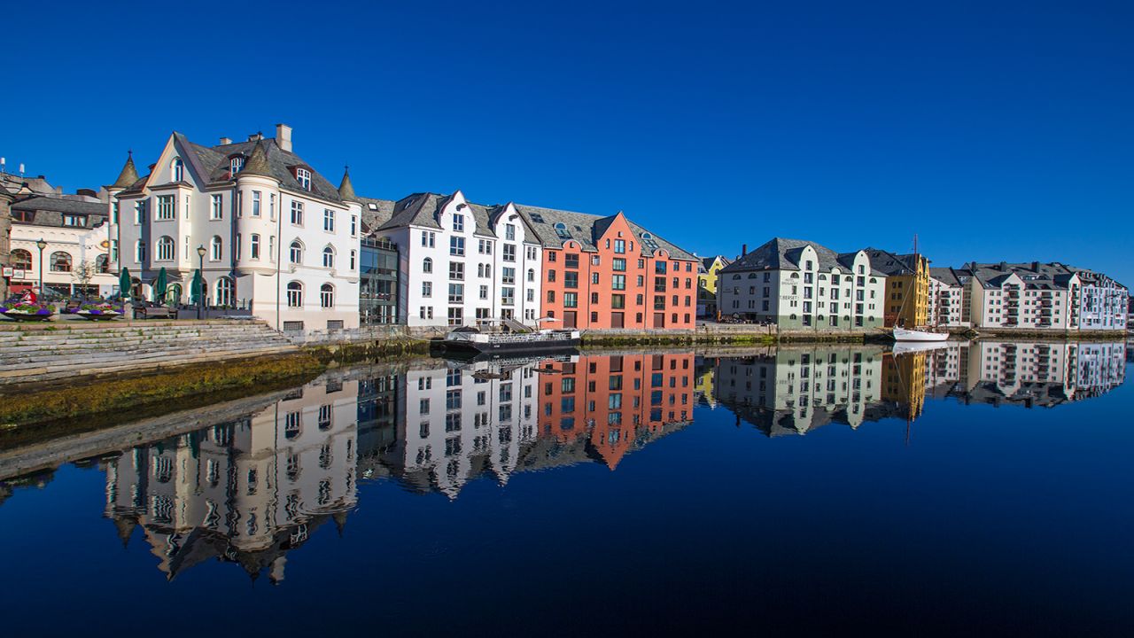 After fire swept through Alesund in 1904, stone replaced wood as the entire town was rebuilt in just three years in Art Nouveau style. Today architectural enthusiasts can marvel at a whimsical blend of German Jugendstil and Scandinavian mythology sitting among the fjords. <br />