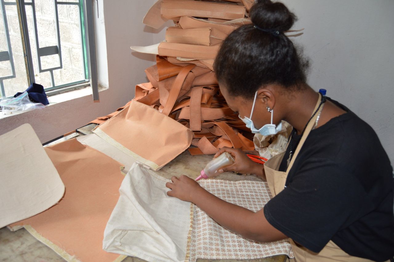 A member of the Zaaf workshop prepares the lining for a bag. To be able to deliver large orders, Schulze outsources to independent artisans.