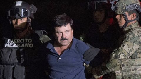 ALTERNATIVE CROP OF RLB111.- Mexican drug lord Joaquin "El Chapo" Guzman is escorted by army soldiers to a waiting helicopter, at a federal hangar in Mexico City, Friday, Jan. 8, 2016. The world's most wanted drug lord was recaptured by Mexican marines Friday, six months after he fled through a tunnel from a maximum secuirty prison in a made-for-Hollywood escape that deeply embarrassed the government and strained ties with the United States. (AP Photo/Rebecca Blackwell)