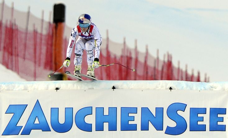 Vonn clocked a time fully one second faster than the rest of the field during her first run on the bumpy Zauchensee course.