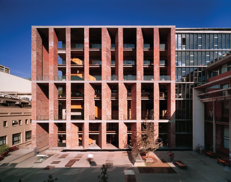 "We were asked to do all kinds of classrooms, from seminars to auditoriums, in a very dense context. The only way out, was to go high. Given that massive student occupancy in higher floors has always been hard to solve, we decided to bring the courtyard closer to each upper floor. This building is a vertical cloister."