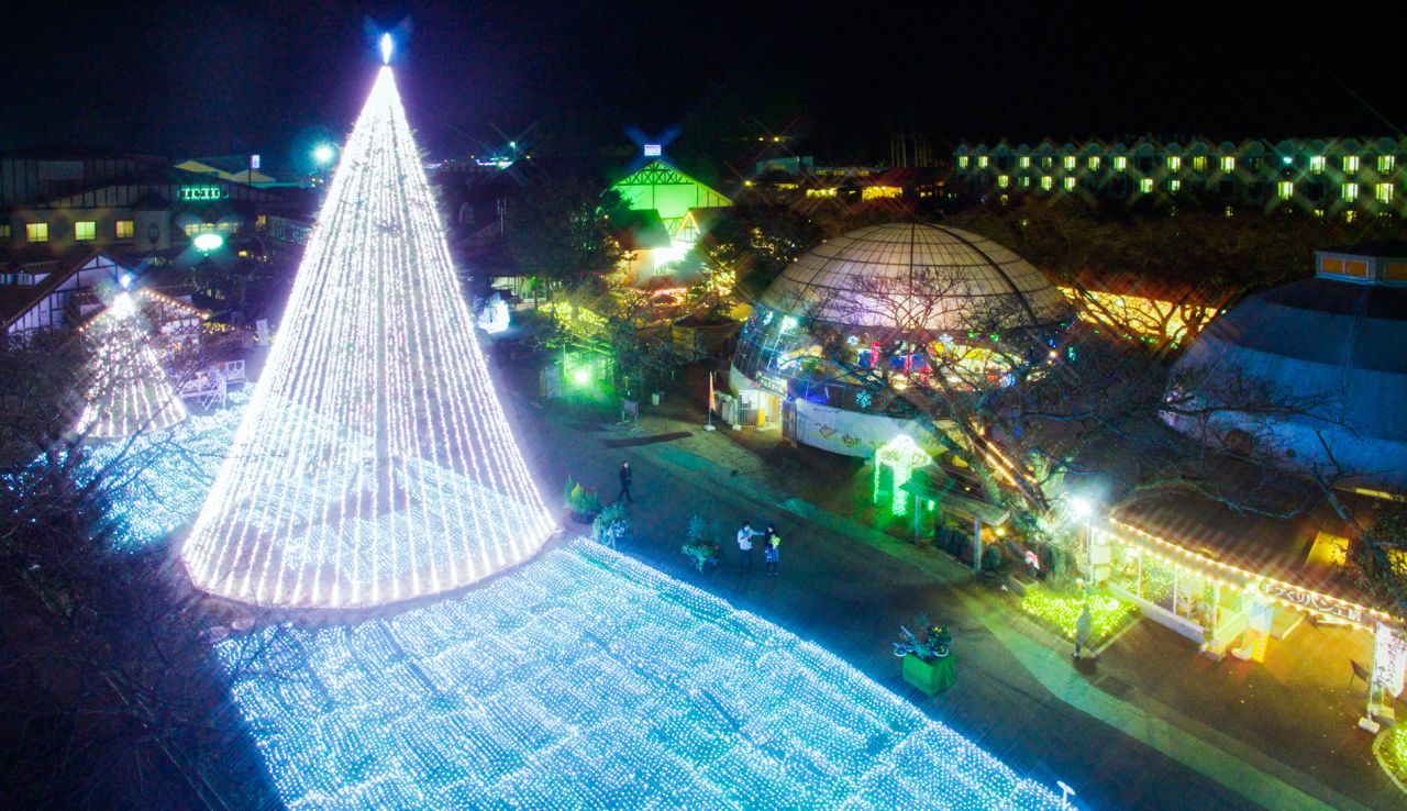Toki No Sumika hosts the largest light show in Shizuoka Prefecture. It has a 450-meter twinkling tunnel and many bright sculptures.