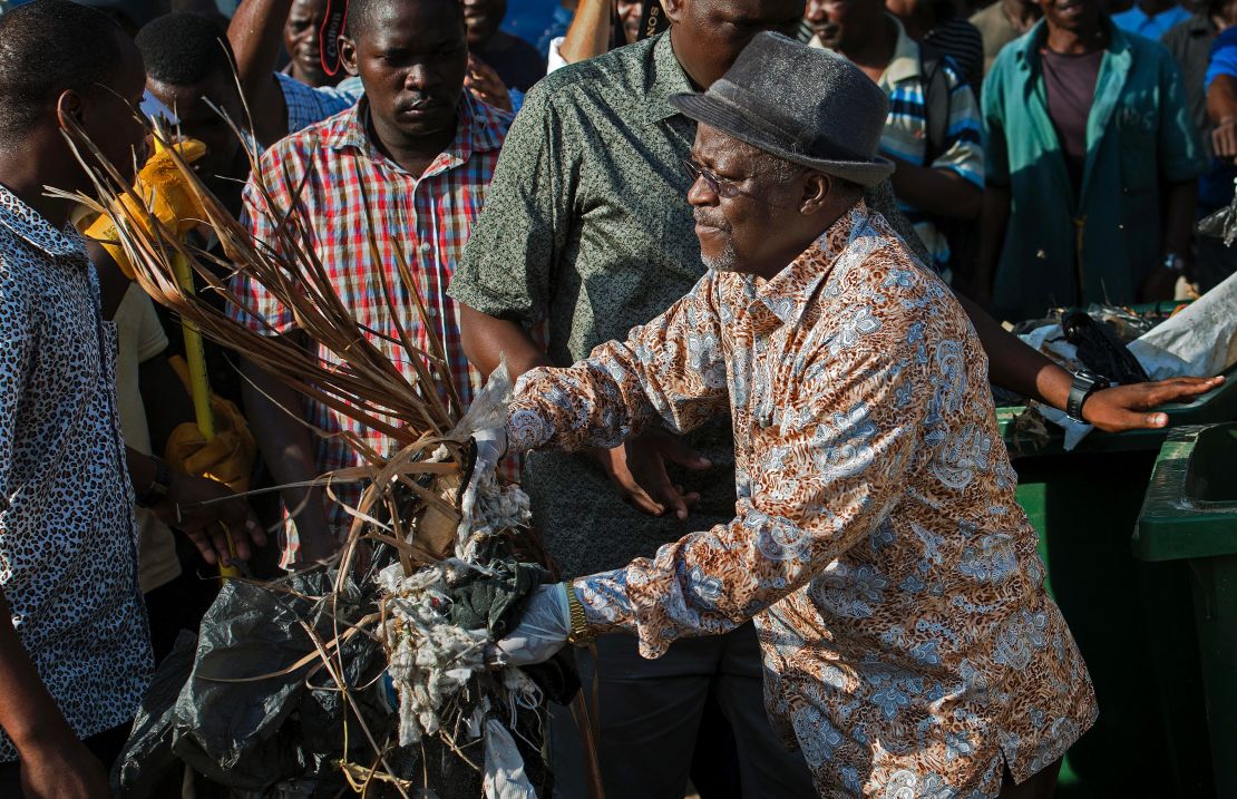 Tanzanian President John Magufuli joins a clean-up event outside the State House in Dar es Salaam on December 9, 2015 - Independence Day. 